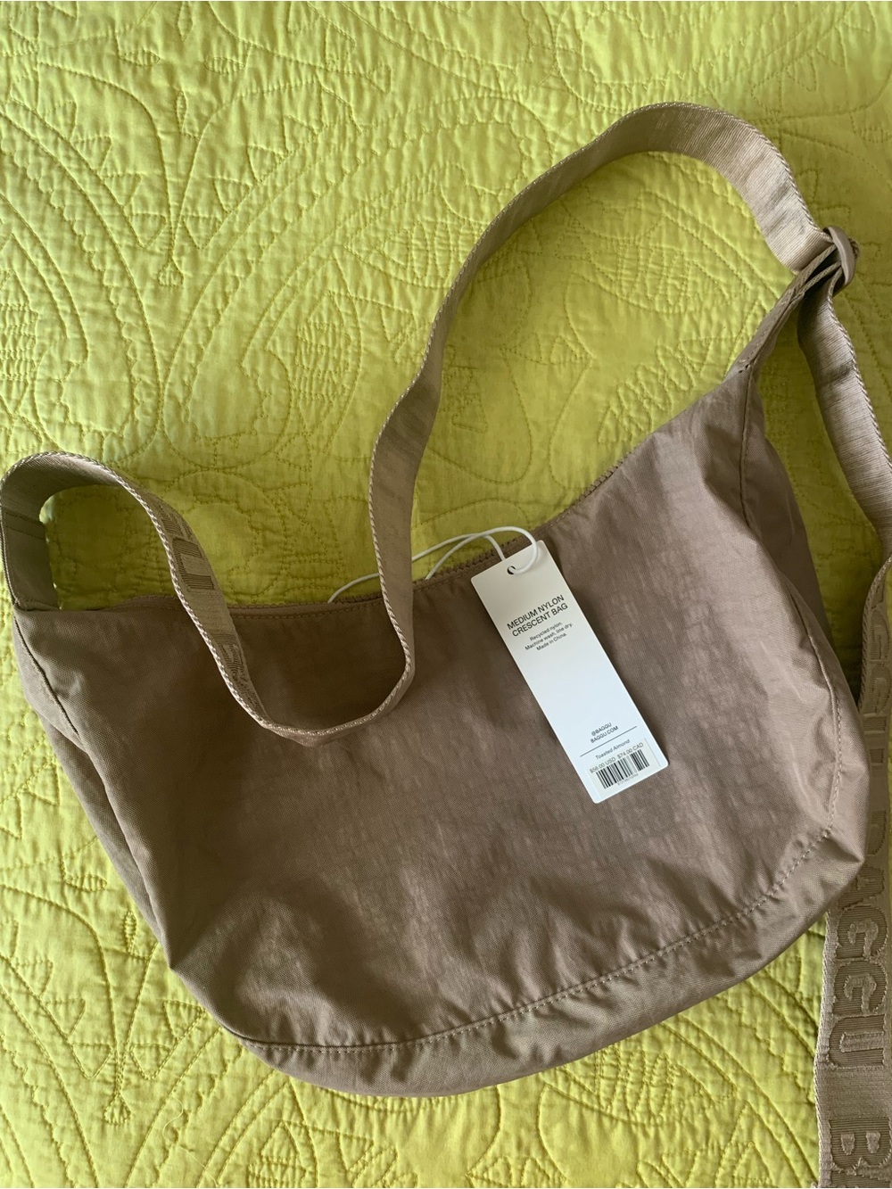 BAGGU medium crescent in Toasted Almond